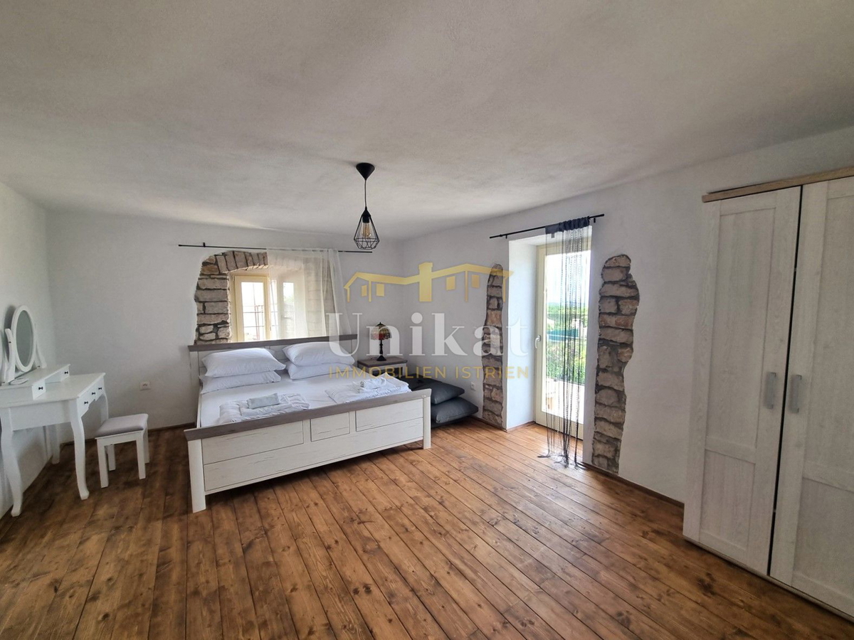 Renovirana kamnita hiša s bazenom 3 km od morja